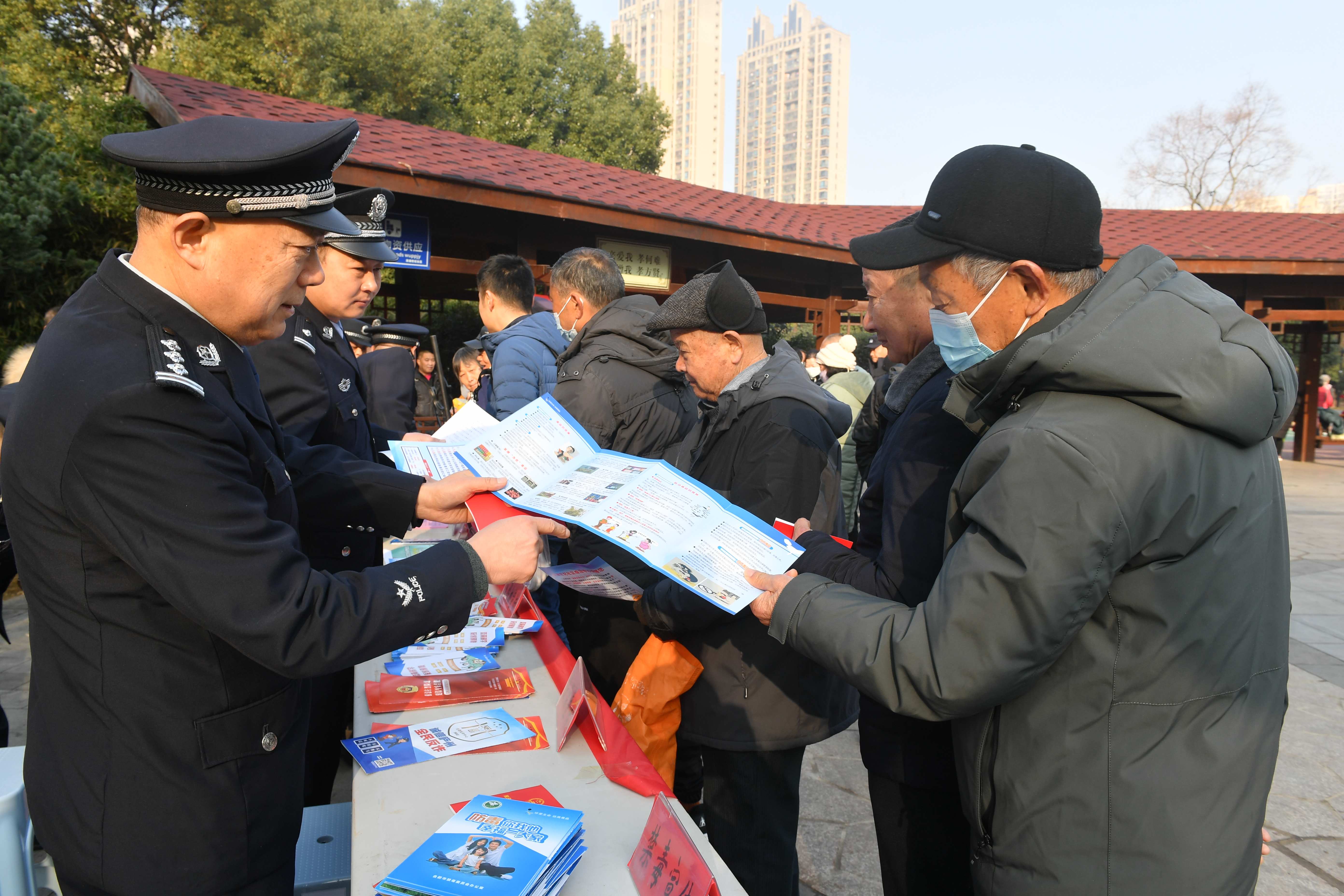 安徽省合肥市包河區(qū)濱湖世紀(jì)社區(qū)清楓居委會關(guān)工委開展“中國人民警察節(jié)”主題宣傳活動