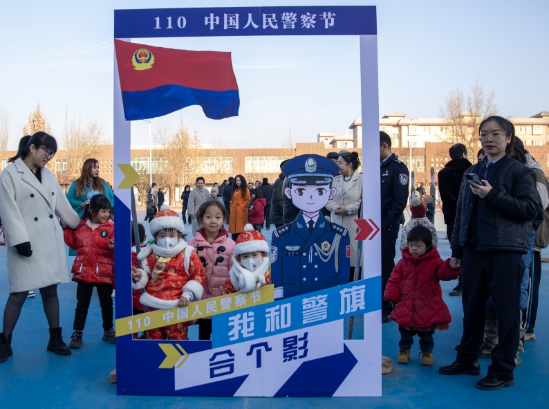 新疆喀什地區(qū)伽師公安舉辦“第四個(gè)中國人民警察節(jié)警營開放日”活動