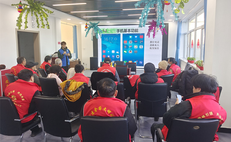 “跨越數(shù)字鴻溝 智慧助老享夕陽(yáng)”——內(nèi)蒙古赤峰市元寶山區(qū)吉祥社區(qū)關(guān)工委開展幫助老人使用手機(jī)志愿服務(wù)活動(dòng)