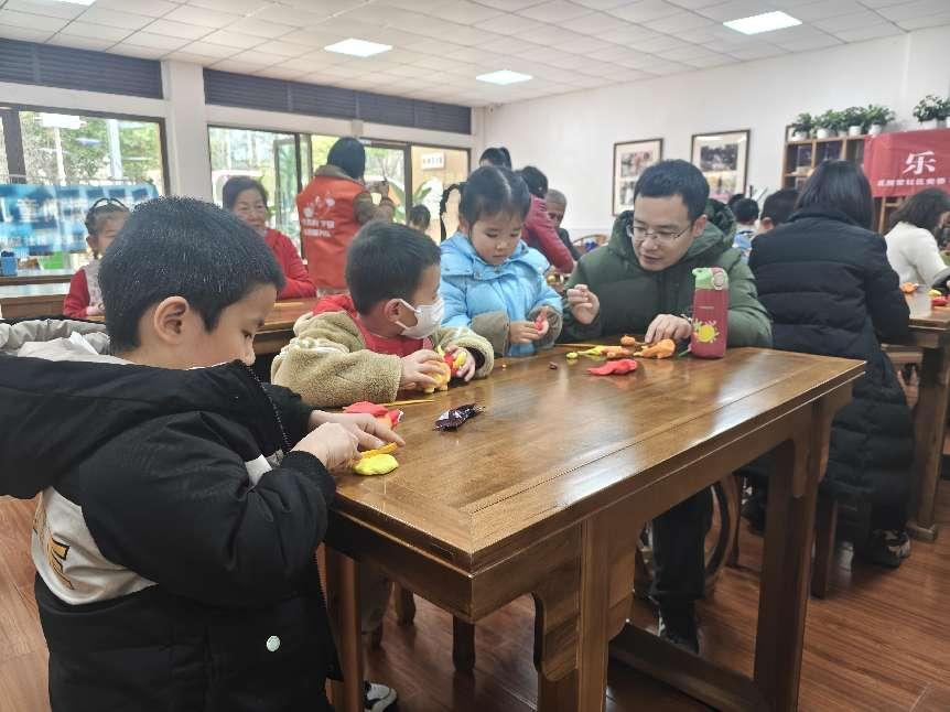 成都市金牛區(qū)花照壁社區(qū)關(guān)工委開展“樂媽媽繪本閱讀”《有趣的動物》雙語繪本閱讀活動