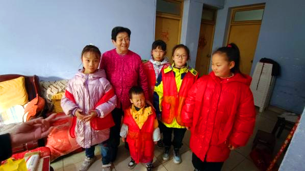 四川省成都市金牛區(qū)福源社區(qū)關(guān)工委開展“自然研學(xué)志愿者服務(wù)·慰問困難老人”活動