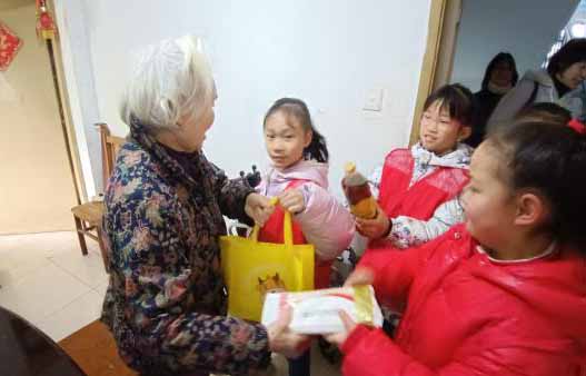 成都金牛區(qū)五塊石街道福源社區(qū)自然研學(xué)志愿者服務(wù)慰問(wèn)困難老人活動(dòng)