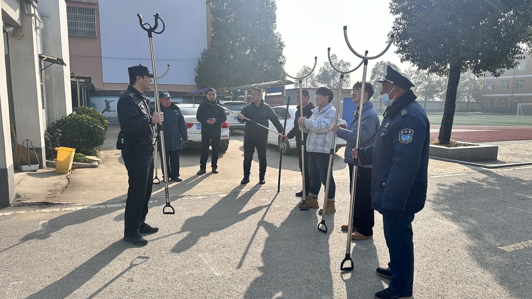 安徽省阜陽市阜南縣關(guān)工委聯(lián)合阜南縣第十六小學(xué)開展“反恐防暴演練”主題活動