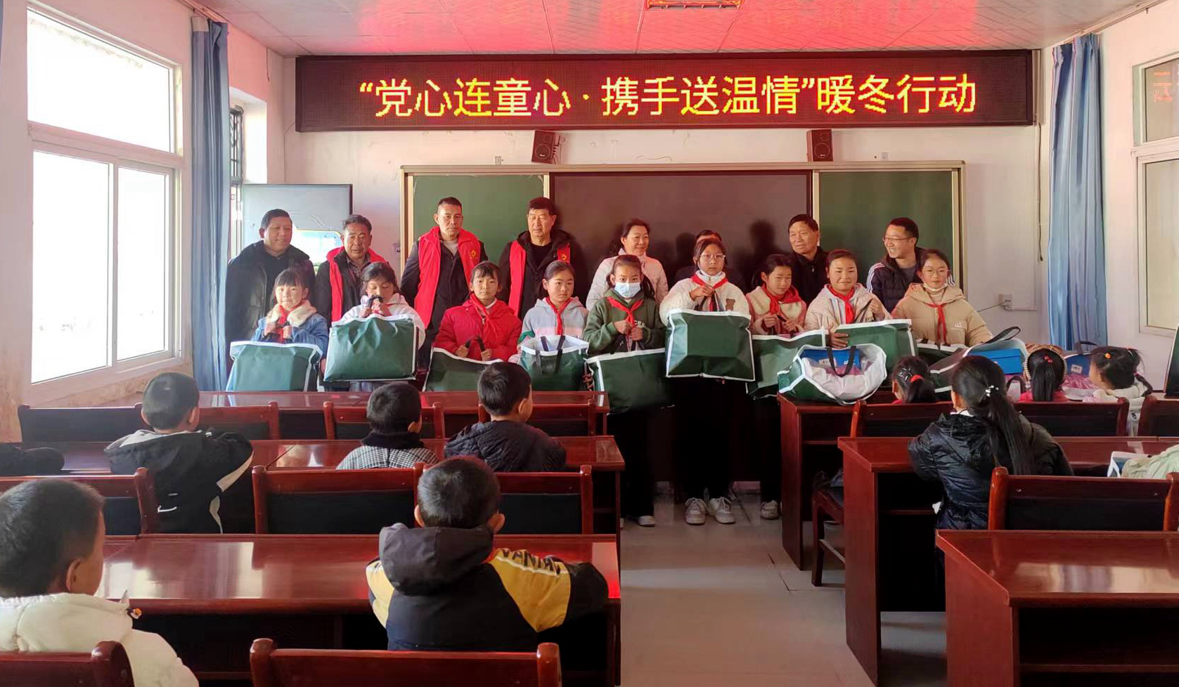 會東縣開展“黨心連童心·攜手送溫情”暖冬行動