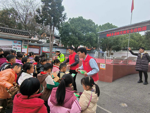 貴州省貴陽(yáng)市烏當(dāng)區(qū)偏坡布依族鄉(xiāng)：把穩(wěn)道路交通安全“舵” 護(hù)航青少年出行安全