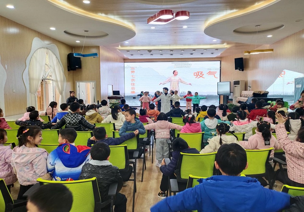 貴陽市花溪區(qū)陽光街道關(guān)工委開展“生命的來源 科學的健身”活動