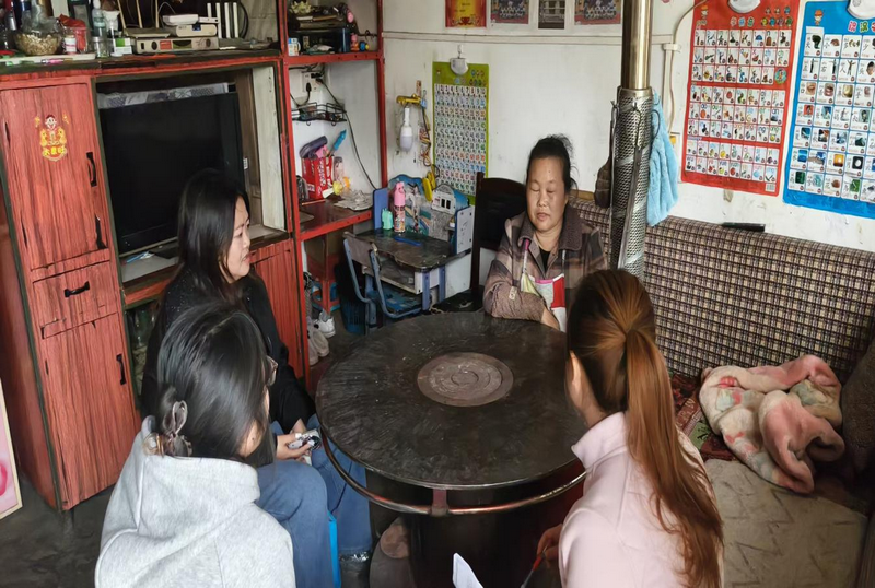 貴州省貴陽市烏當(dāng)區(qū)下壩鎮(zhèn)關(guān)工委入戶宣傳消防安全知識