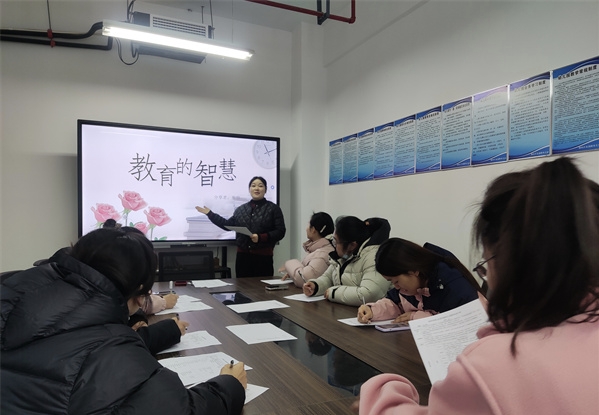 悅讀共享，智慧同行——江蘇省徐州市銅山區(qū)泉潤(rùn)路幼兒園關(guān)工委開(kāi)展教師讀書(shū)分享活動(dòng)