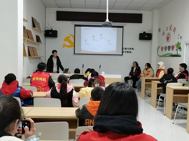 四川省自貢市富順縣富世街道白果灣社區(qū)托管班開展國防主題教育活動