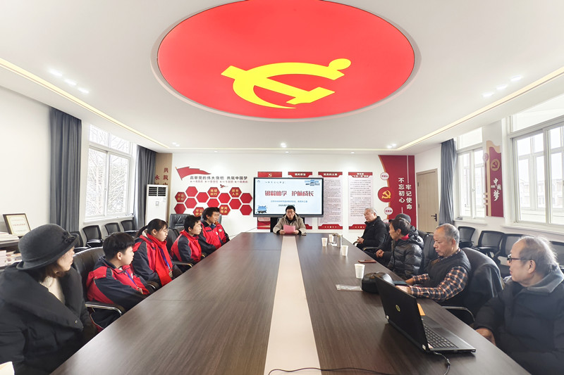 銀齡助學(xué)冬日送暖 同心護(hù)航學(xué)子成長——江蘇省江陰市峭岐中學(xué)關(guān)工委組織開展了“銀齡助學(xué)·護(hù)航成長”助學(xué)關(guān)懷活動(dòng)