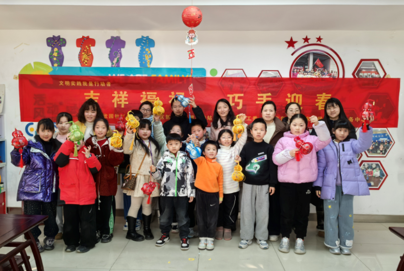 安徽省合肥市煙墩街道欣園社區(qū)關工委開展“吉祥福祿 巧手迎春”青少年手工DIY葫蘆掛件活動