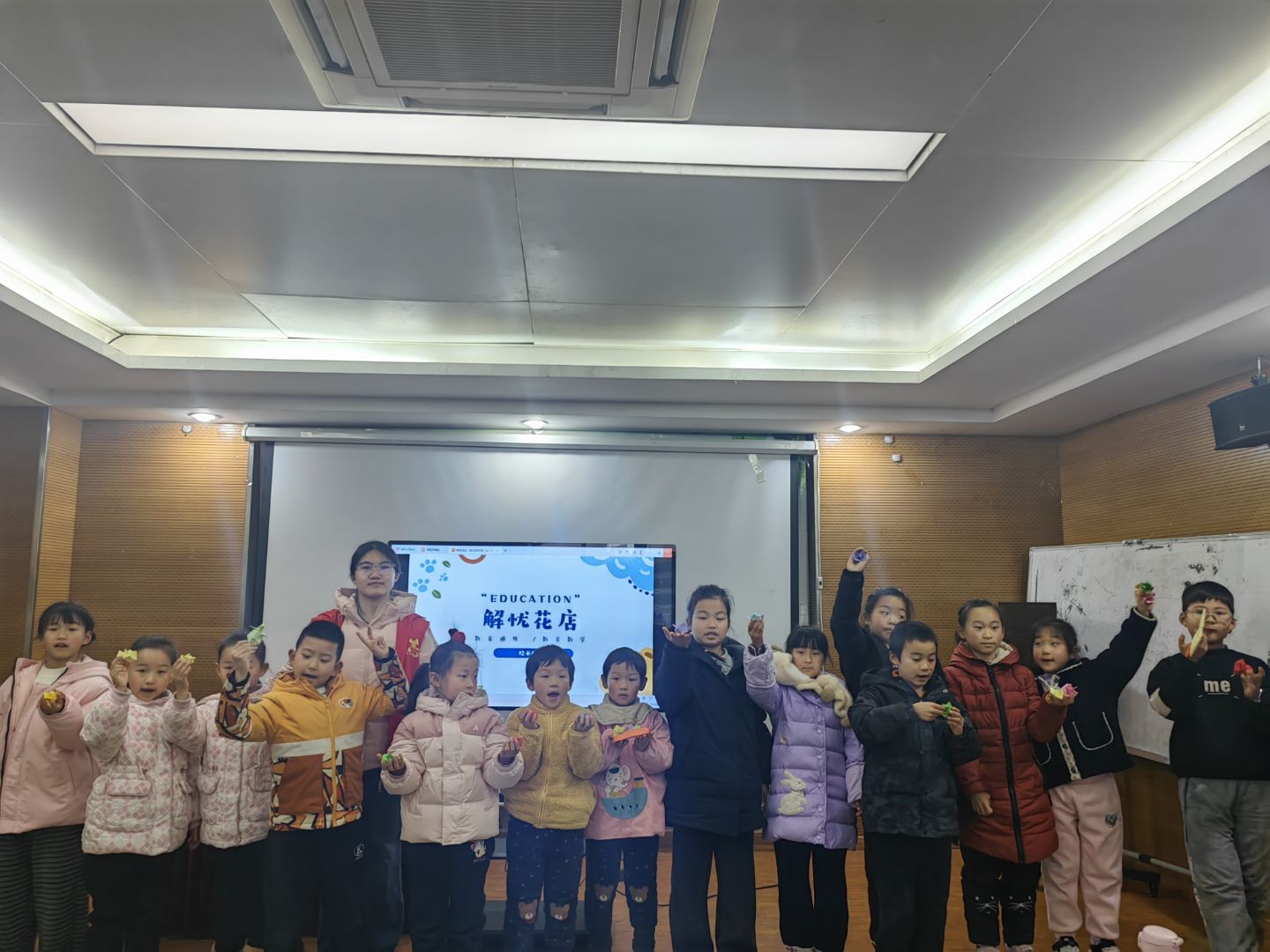 安徽省合肥市包河區(qū)濱湖世紀(jì)社區(qū)清楓居委會(huì)關(guān)工委開展“書香共讀解憂花店 志愿折紙情暖童心”主題活動(dòng)