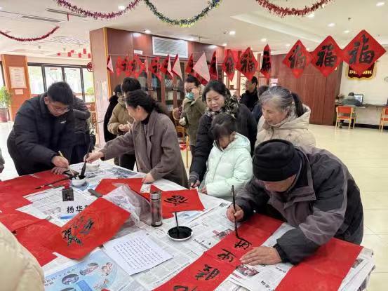 江蘇省丹陽市云陽街道西門大街社區(qū)、朝陽新村社區(qū)關(guān)工委聯(lián)合開展“翰墨剪福迎馬年，老少歡聚慶新春”活動