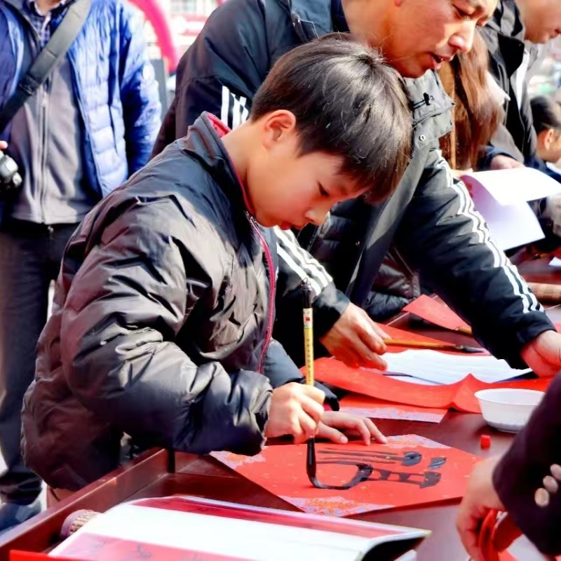 歡歌笑語(yǔ)敘親情 翰墨影像迎新春——江蘇省徐州市銅山區(qū)張集鎮(zhèn)關(guān)工委聯(lián)合多部門舉辦2026馬年新春文化活動(dòng)