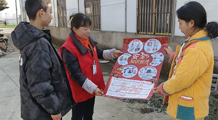 安徽省合肥市肥東縣白龍鎮(zhèn)長(zhǎng)王社區(qū)關(guān)工委入戶送年畫 安全宣傳暖人心
