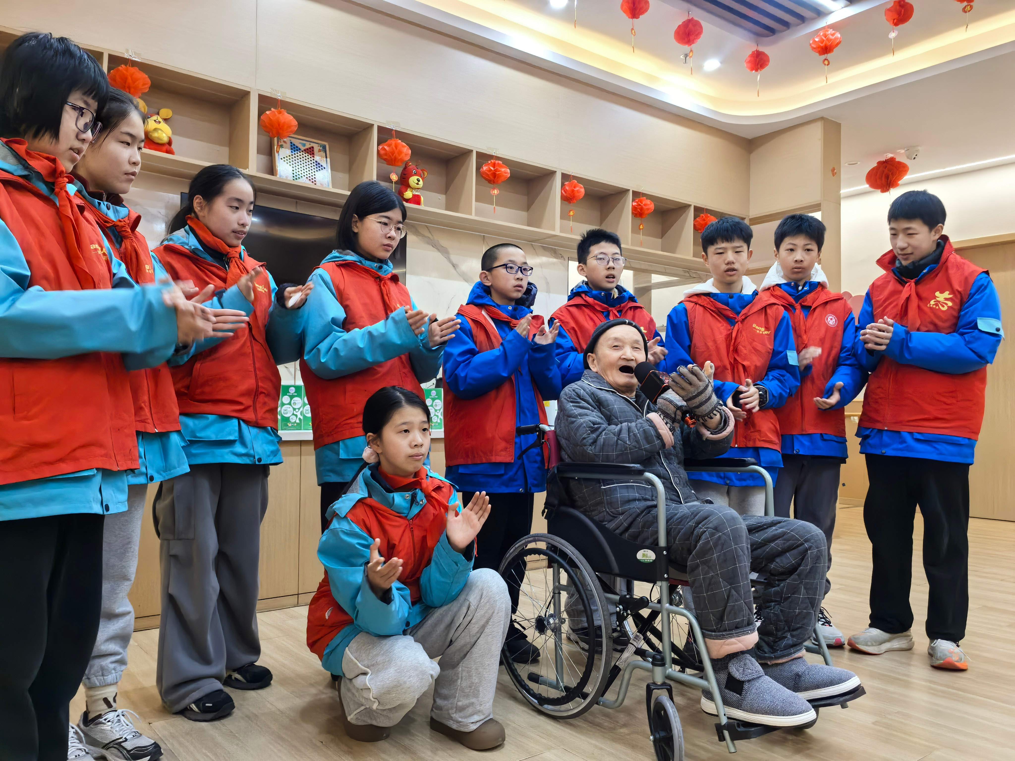 安徽省合肥市包河區(qū)濱湖世紀(jì)社區(qū)清楓居委會關(guān)工委開展“稚手牽耆手暖新春 孝意傳真情潤歲月”志愿活動