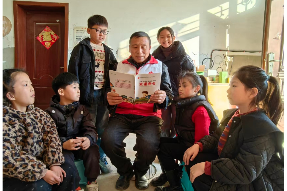 安徽省阜陽市阜南縣于集鄉(xiāng)關(guān)工委開展“交通安全進(jìn)萬家〞主題宣傳活動(dòng)
