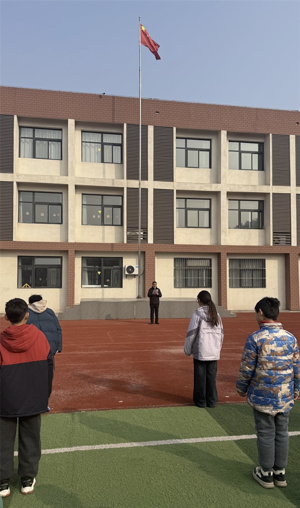 快樂(lè)度寒假，安全記心間——江蘇省徐州市銅山區(qū)漢王鎮(zhèn)虎腰小學(xué)關(guān)工委舉行寒假安全教育主題升旗儀式