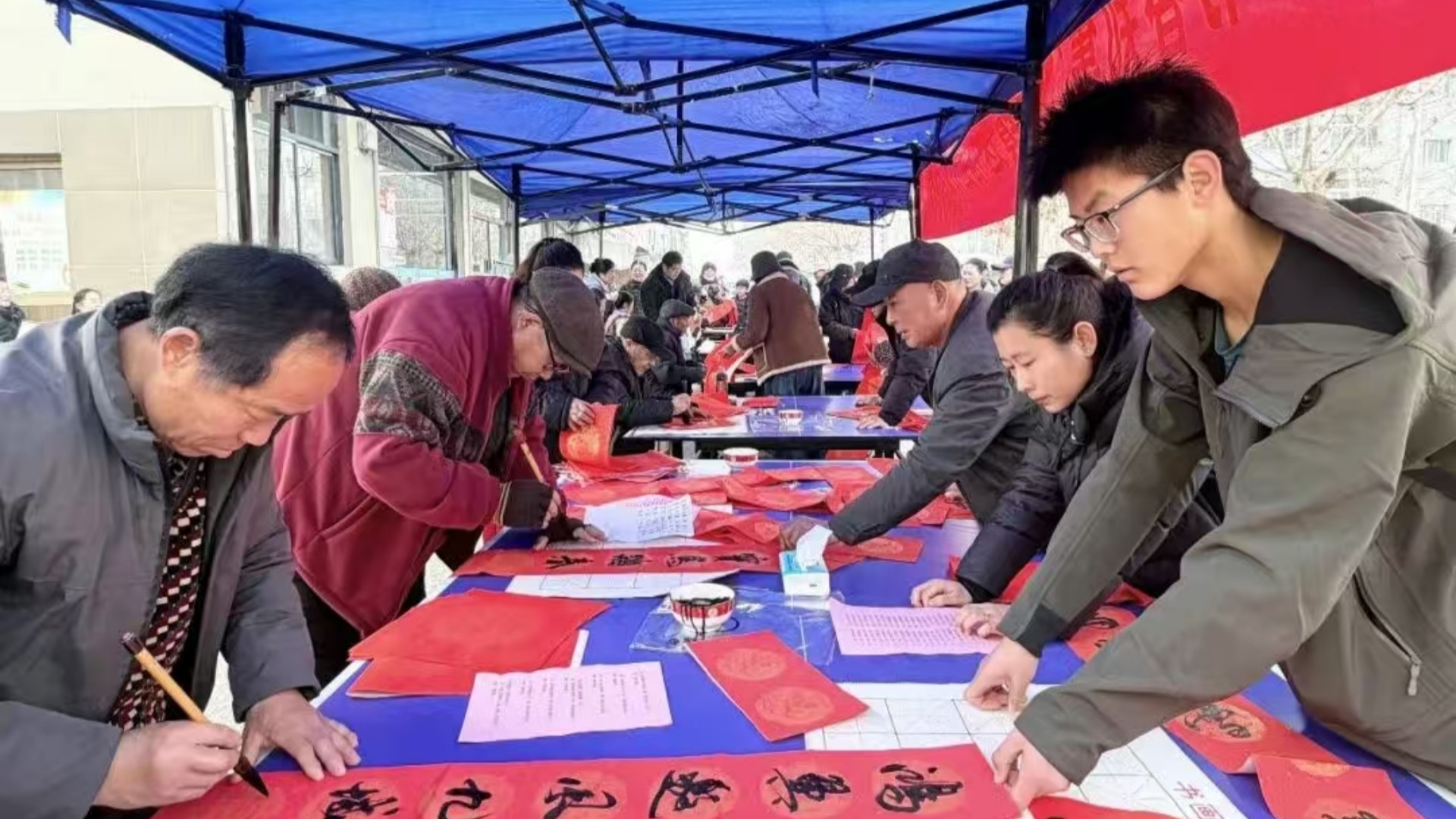 策馬揚(yáng)鞭傳書(shū)香 福暖萬(wàn)家迎新春——江蘇省徐州市銅山區(qū)鄭集鎮(zhèn)關(guān)工委開(kāi)展送福進(jìn)萬(wàn)家活動(dòng)