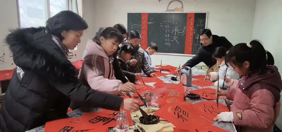 墨香潤(rùn)校園，春聯(lián)送福來(lái)——江蘇省徐州市銅山區(qū)沿湖學(xué)校小學(xué)部關(guān)工委首屆書(shū)法社團(tuán)送春聯(lián)活動(dòng)溫情啟幕