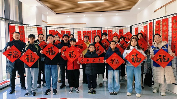 江蘇省無錫市惠山區(qū)堰橋街道天豐社區(qū)關(guān)工委：筆尖辭舊歲 墨香迎新春