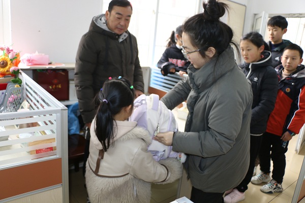 安徽省巢湖市人民路小學(xué)關(guān)工委：教室變“商場”  愛心義賣暖童心