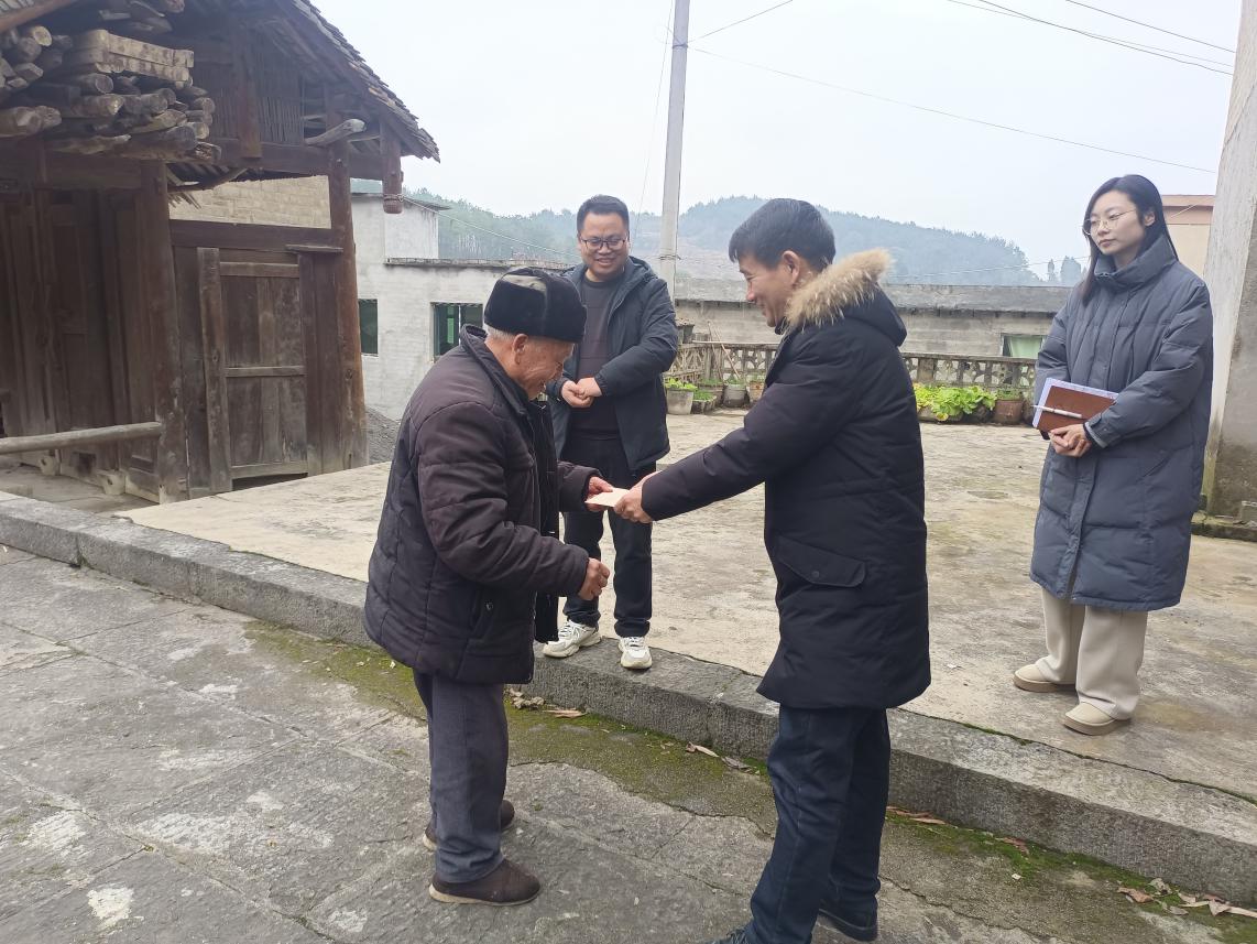 遵義市播州區(qū)石板鎮(zhèn)：歲寒時節(jié)問暖時，濃濃情意撫人心