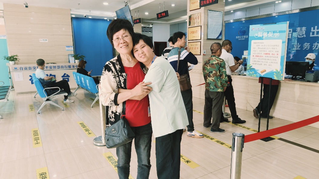 深深的擁抱  滿滿的愛(ài) ——記自貢高新區(qū)五老李元英對(duì)殘疾姑娘的關(guān)愛(ài)片段