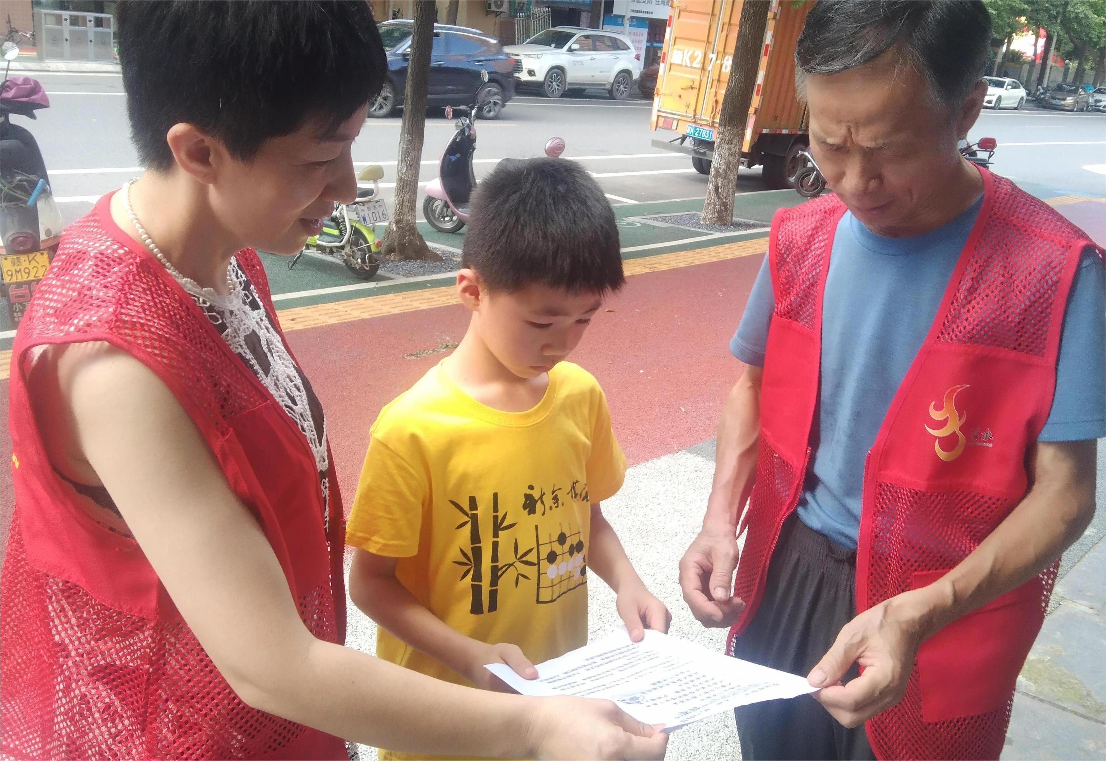 江西省新余市渝水區(qū)平安路社區(qū)關(guān)工委組織開展防溺水安全知識宣傳活動