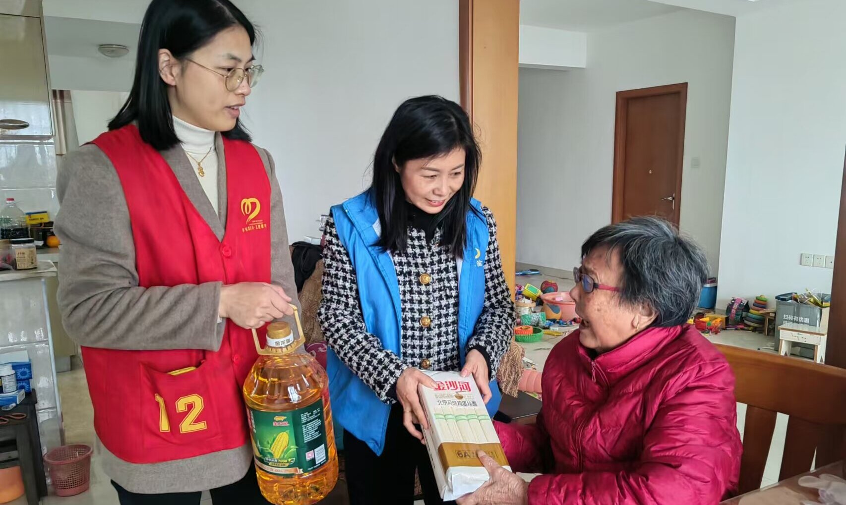 江西省新余市渝水區(qū)城北街道平安路社區(qū)關(guān)工委聯(lián)合渝水區(qū)紅十字會(huì)開(kāi)展“關(guān)愛(ài)高齡獨(dú)居 傳遞溫暖真情”走訪慰問(wèn)活動(dòng)