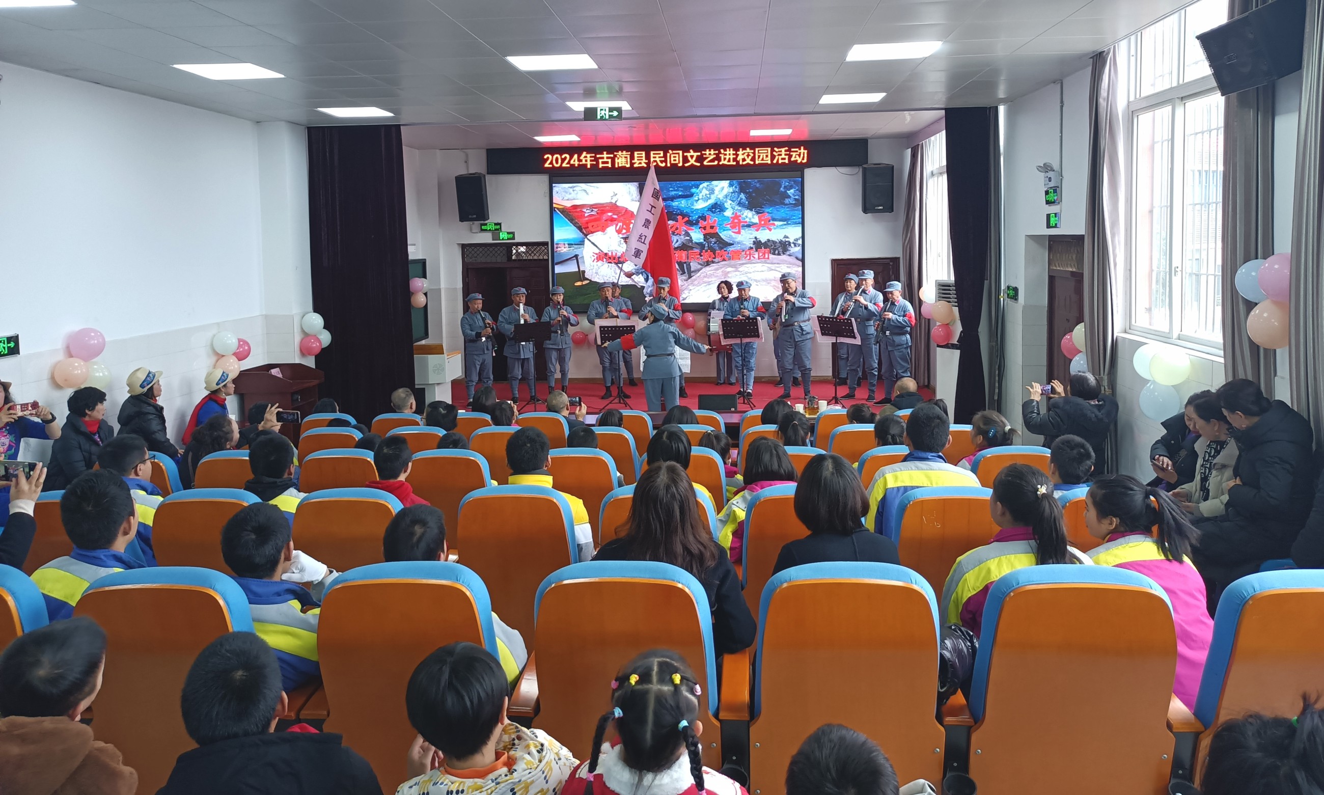 瀘州市古藺縣教體局關(guān)工委到特校開展慰問活動