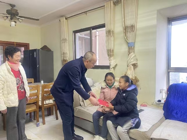 四川省自貢市高新區(qū)關(guān)工委開展2025年春節(jié)慰問活動