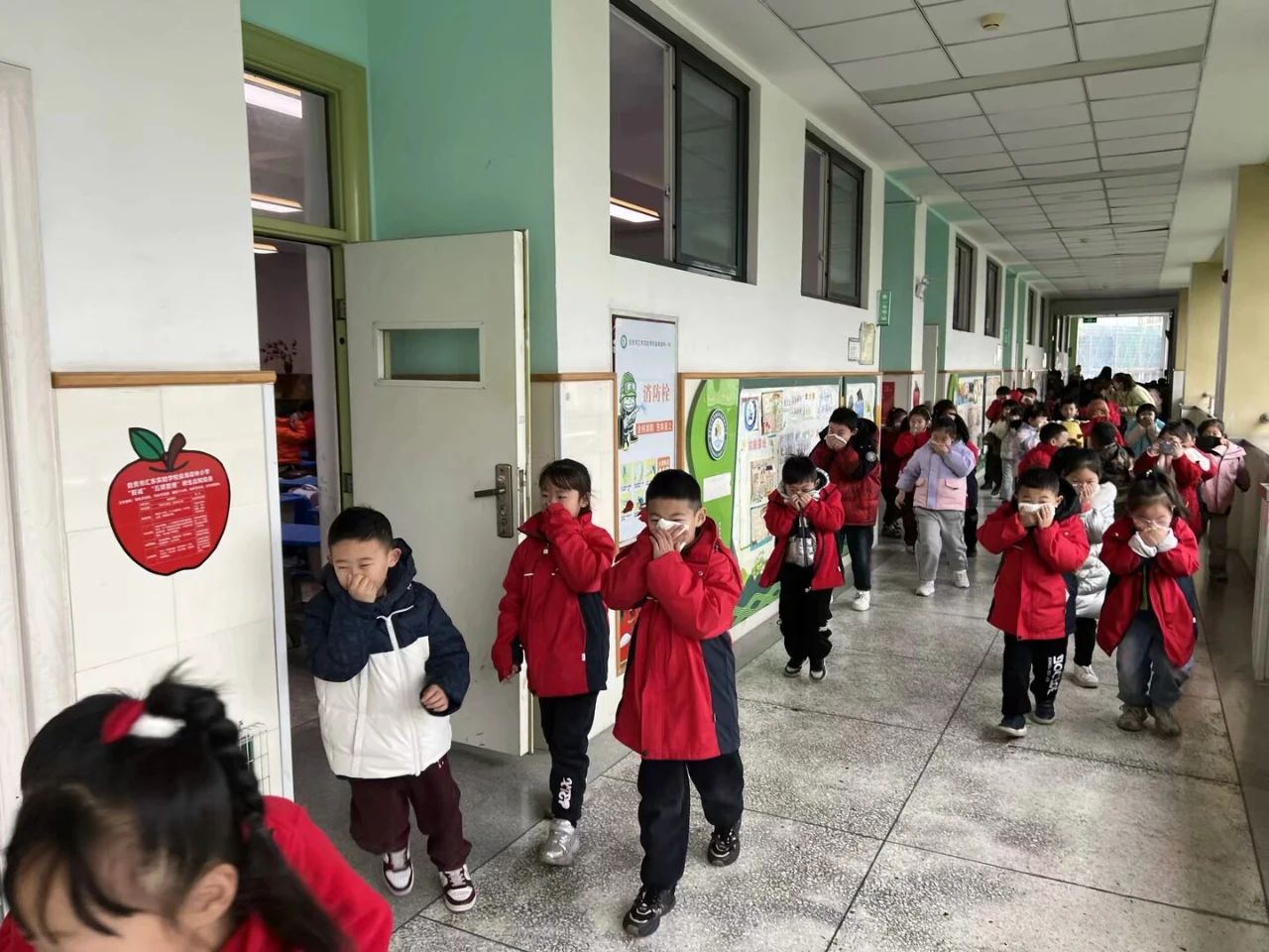 消防應(yīng)急疏散演練 學(xué)練結(jié)合常學(xué)常新 ——四川省自貢市燊海森林小學(xué)開展2025年學(xué)期消防疏散演練