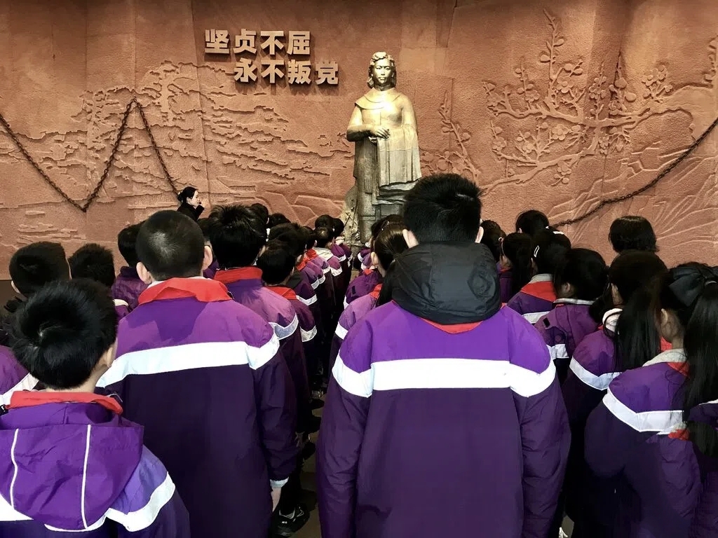 賡續(xù)紅色血脈  傳承紅色基因 ——四川自貢高新區(qū)匯南實(shí)驗(yàn)學(xué)校開展革命烈士紀(jì)念活動活動