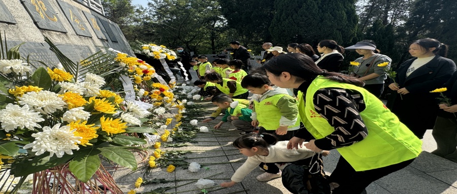 江西省新余市渝水區(qū)春龍社區(qū)關(guān)工委開展“清明寄哀思 鮮花獻(xiàn)忠魂”活動