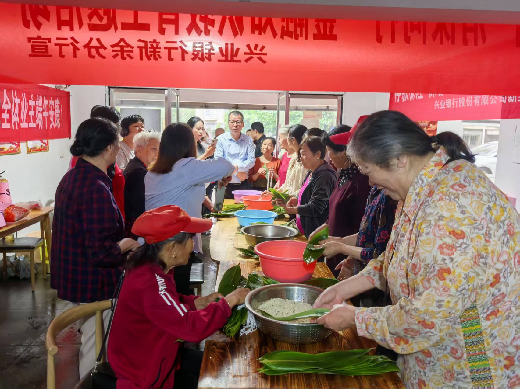 江西省新余市渝水區(qū)城北街道春龍社區(qū)關(guān)工委開(kāi)展“粽香傳情 情暖社區(qū)”端午節(jié)包粽子活動(dòng)