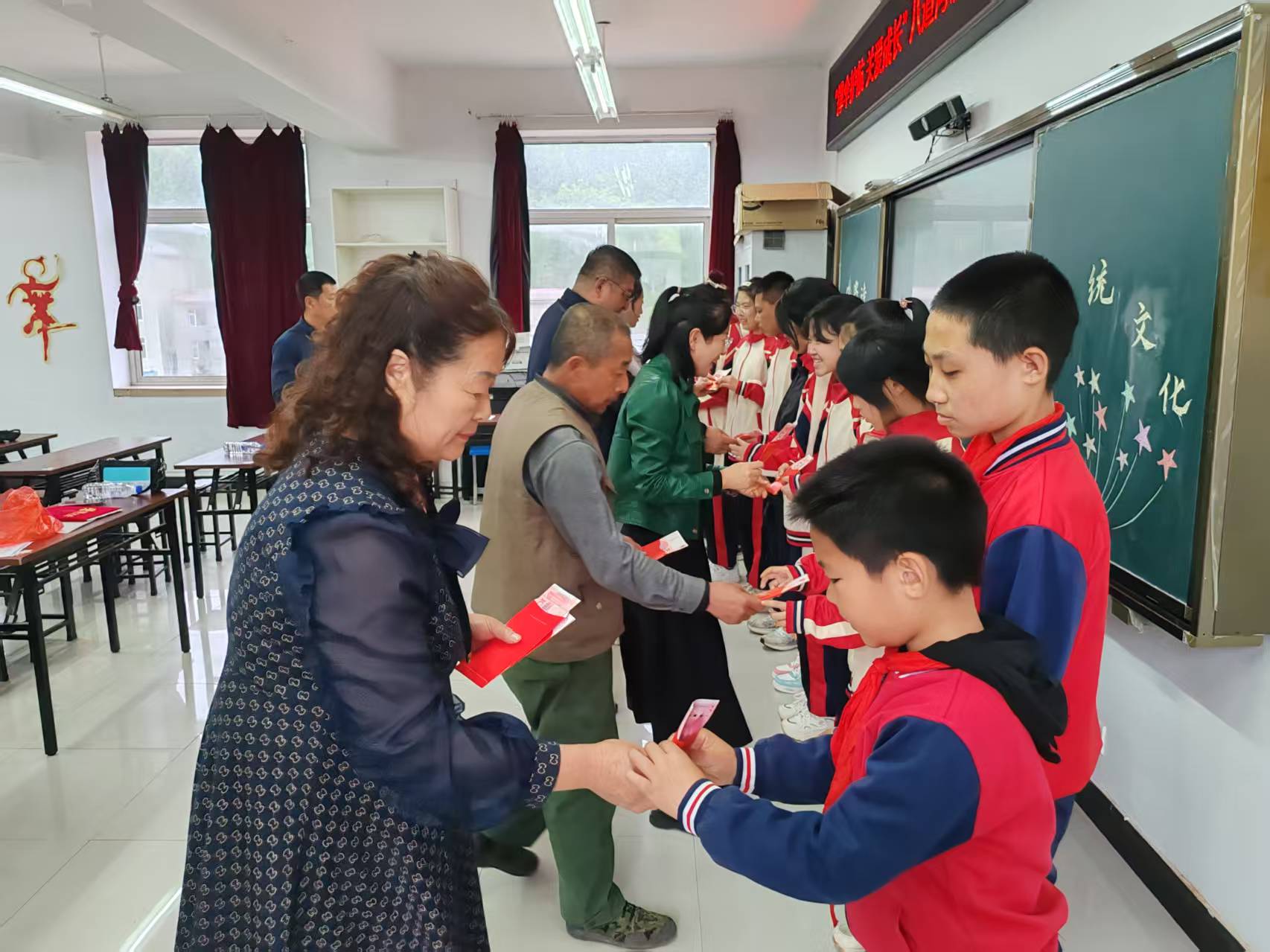 大愛潤春苗 善舉暖童心——吉林省白山市長白縣八道溝鎮(zhèn)奏響“撐傘護(hù)航”助學(xué)樂章