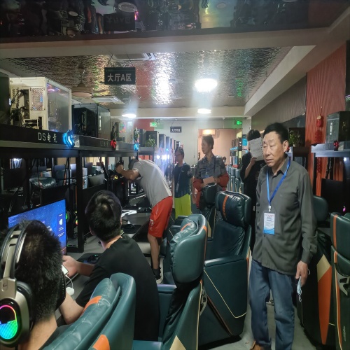 江西省新余市渝水區(qū)城北街道關(guān)工委“五老”網(wǎng)吧義務(wù)監(jiān)督員開展網(wǎng)吧巡查