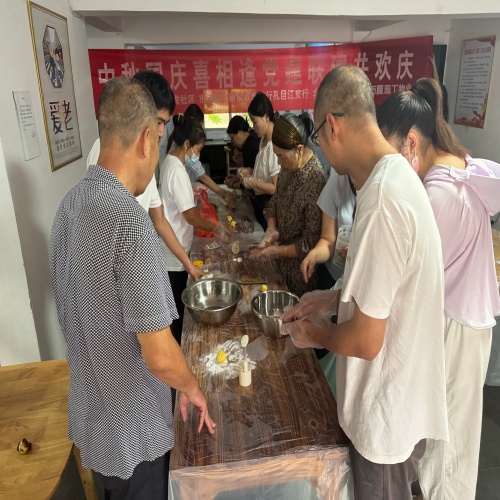 江西省新余市渝水區(qū)城北街道春龍社區(qū)關工委開展“巧手做月餅，歡樂迎中秋” 冰皮月餅制作活動