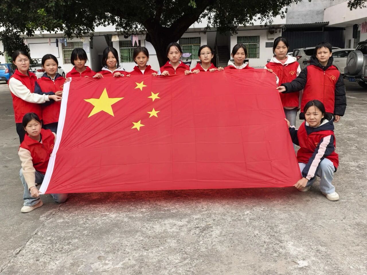 江西省贛州市于都縣葛坳初中關工委開展“重走長征路”活動