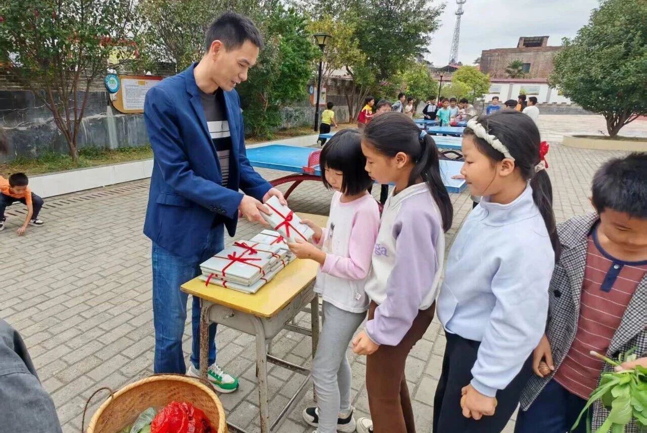 江西省贛州市于都縣馬安中心小學關工委開展“以書換蔬，以蔬換書”活動