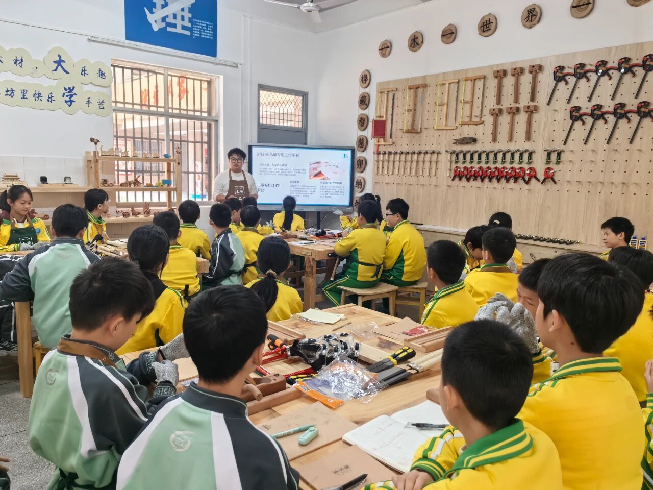 江西省贛州市于都縣天潤實(shí)驗(yàn)學(xué)校關(guān)工委：木工房開課啦！