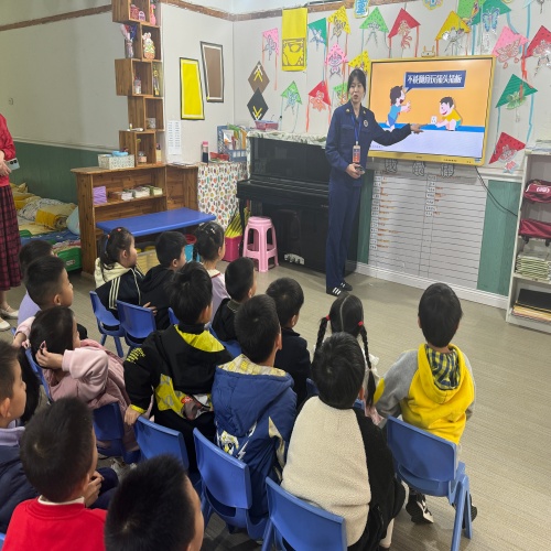 江西省新余市渝水區(qū)城北街道春龍社區(qū)關(guān)工委聯(lián)合渝水區(qū)消防服務(wù)中心走進(jìn)北湖星城幼兒園積極開展消防安全宣傳系列活動