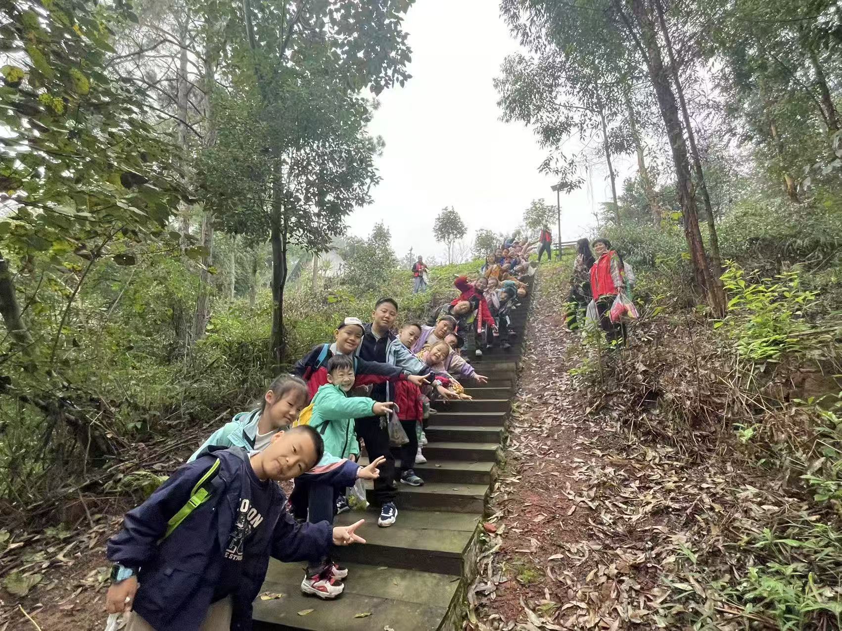 熱愛大自然，探索森林奧秘——四川省自貢高新區(qū)燊海社區(qū)關(guān)工委組織少年兒童秋假徒步活動(dòng)