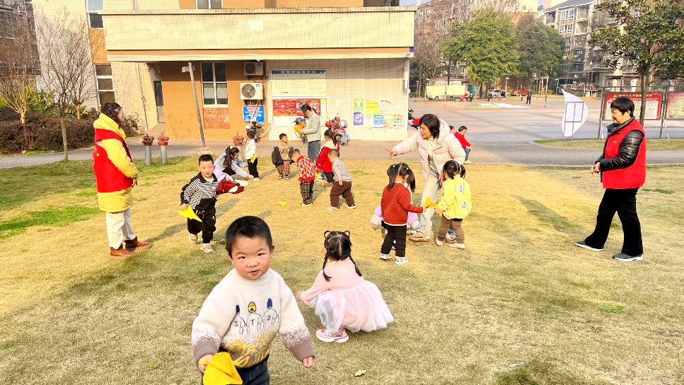 和紙飛機(jī)一起曬冬天——四川自貢高新區(qū)瑤灣社區(qū)組織少年兒童趣味活動(dòng)