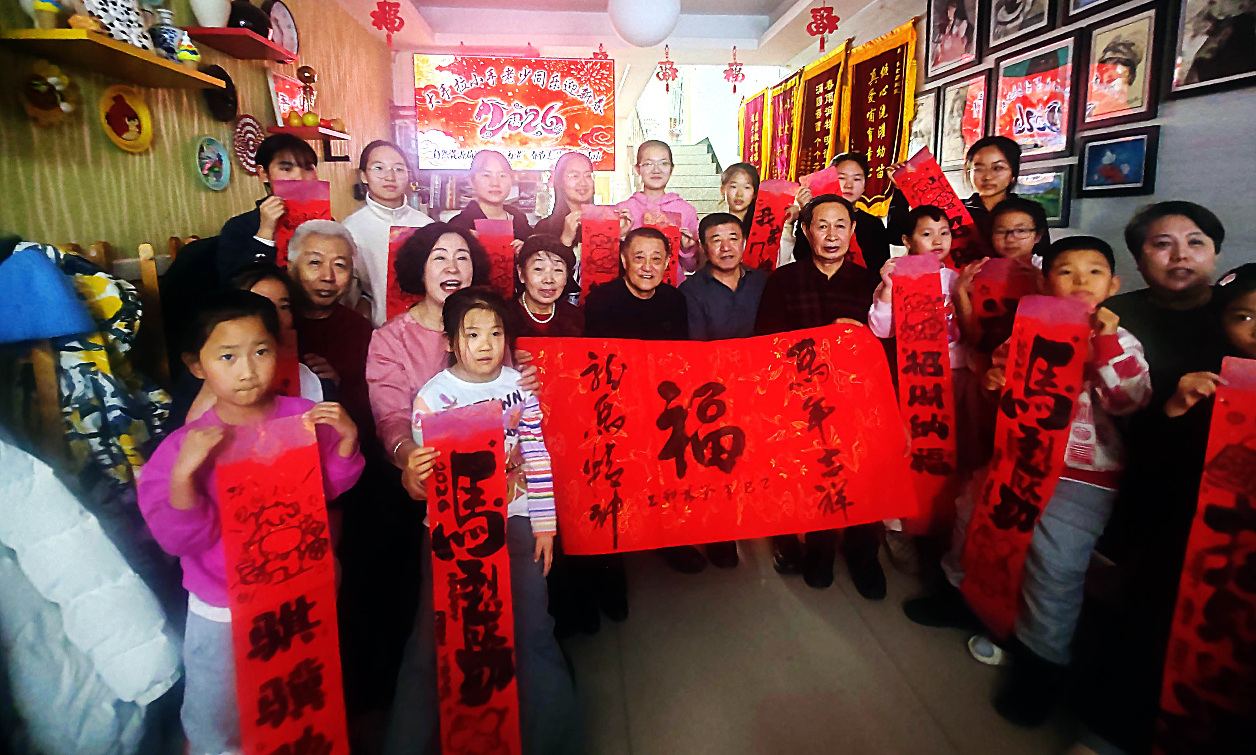 大手拉小手老少同樂(lè)迎新春