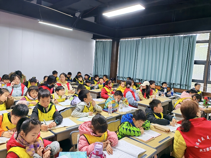 四川自貢高新區(qū)學(xué)苑街道 2026年寒假“愛(ài)心蜀托”托起少年兒童快樂(lè)