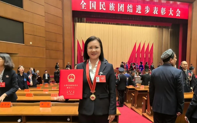 扎根邊疆教育事業(yè)，精心培育“小石榴籽”——記“全國民族團結(jié)進步模范個人”麻愛彥