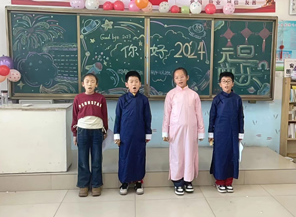 1704254387938307.jpg 元寶山區(qū)元礦小學(xué)元旦活動(dòng)照片6jpg_副本.jpg