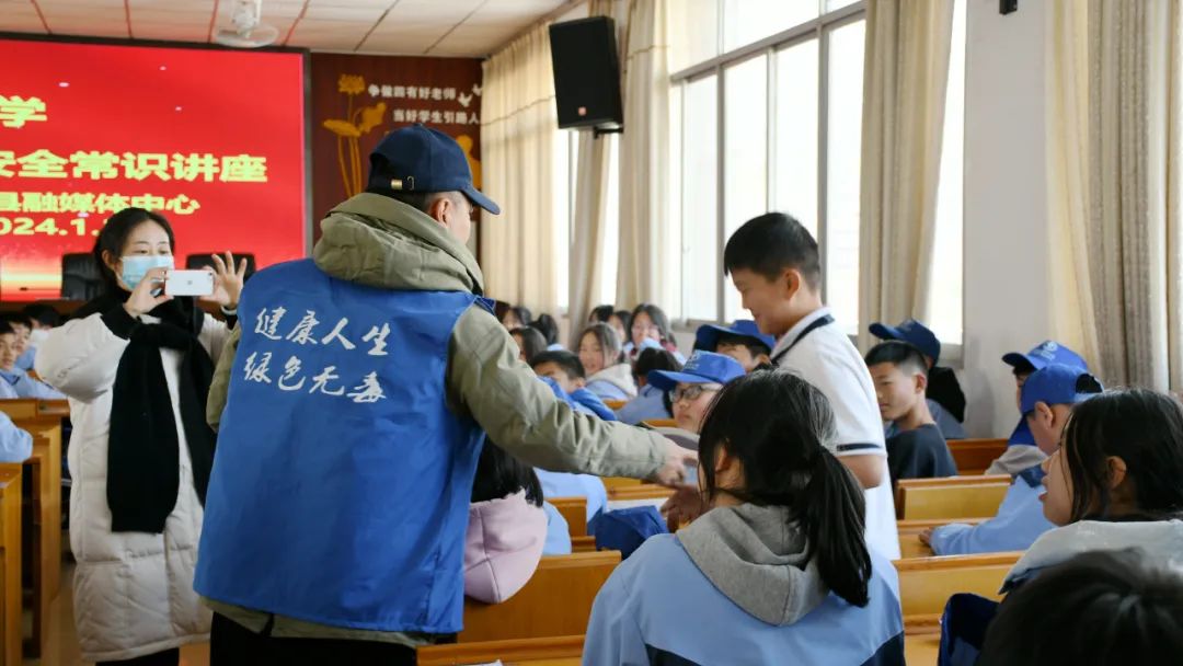1704442783307505.jpg 會(huì)東開(kāi)展禁毒宣傳進(jìn)校園 (2).jpg